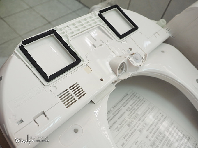 《Panasonic。泡沫潔淨便座》預防髒污雙效泡沫潔淨，具備不鏽鋼噴嘴頭與恆溫除臭功能