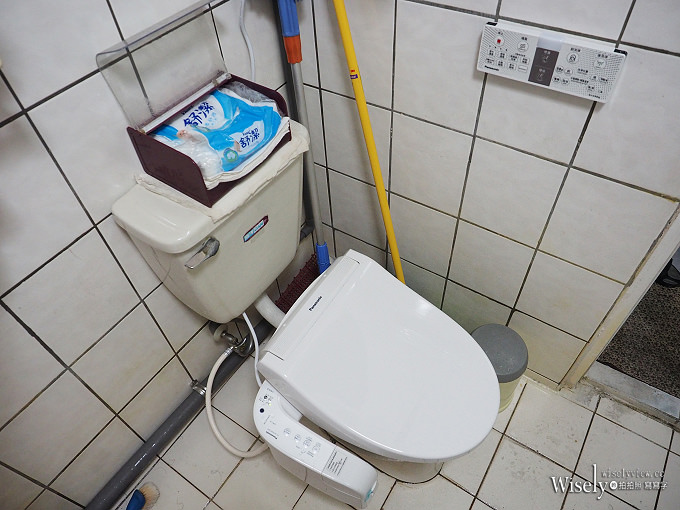 《Panasonic。泡沫潔淨便座》預防髒污雙效泡沫潔淨，具備不鏽鋼噴嘴頭與恆溫除臭功能