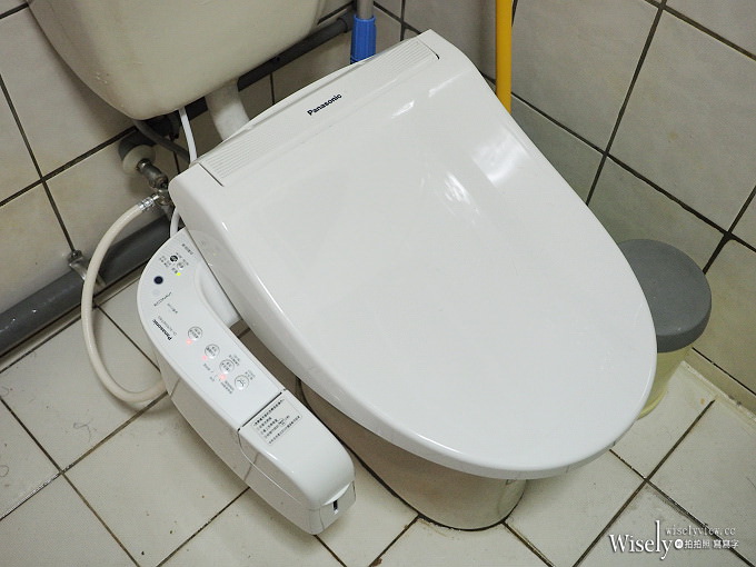 《Panasonic。泡沫潔淨便座》預防髒污雙效泡沫潔淨，具備不鏽鋼噴嘴頭與恆溫除臭功能