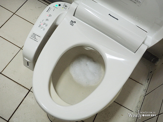 《Panasonic。泡沫潔淨便座》預防髒污雙效泡沫潔淨，具備不鏽鋼噴嘴頭與恆溫除臭功能