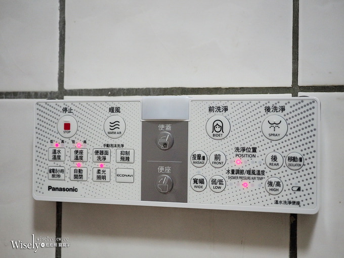 《Panasonic。泡沫潔淨便座》預防髒污雙效泡沫潔淨，具備不鏽鋼噴嘴頭與恆溫除臭功能