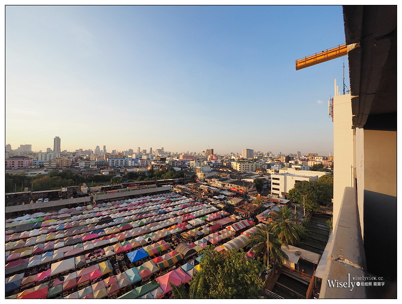 《曼谷景點。拉差達火車夜市》交通方便地鐵可達，平價餐飲購物～隱藏版景色推薦