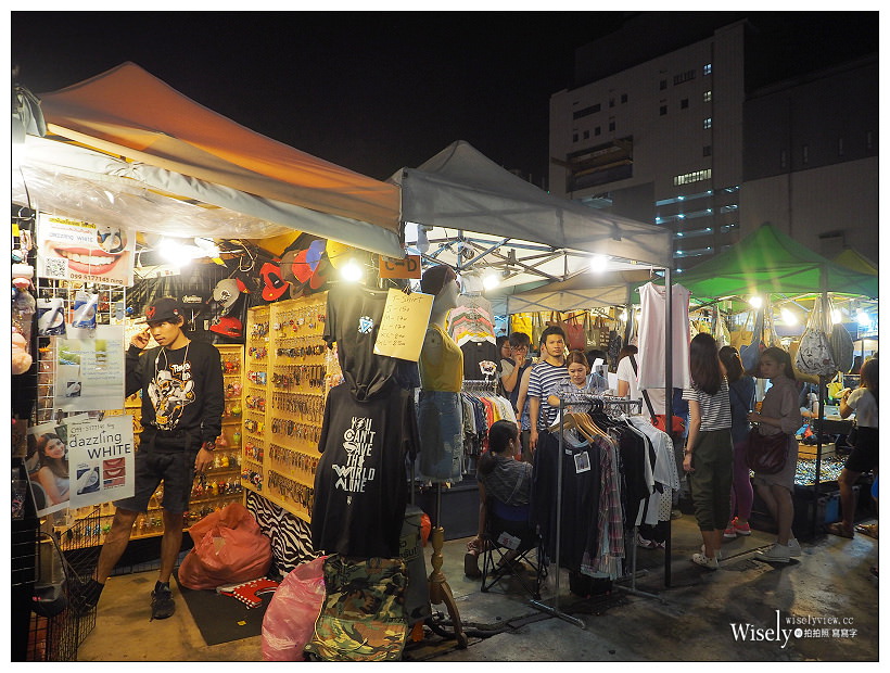 《曼谷景點。拉差達火車夜市》交通方便地鐵可達，平價餐飲購物～隱藏版景色推薦