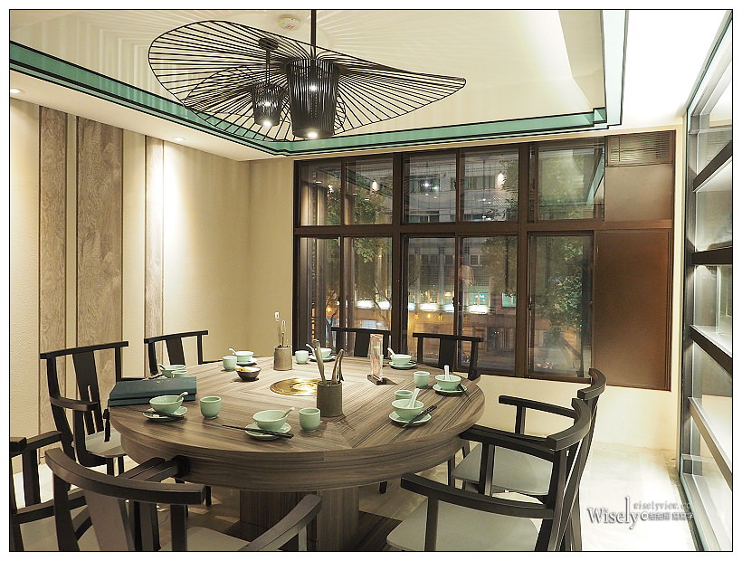 《台北中山。捷運中山站》青花驕 麻辣火鍋：清新果香麻辣搭配古早酸味白菜的鴛鴦鍋