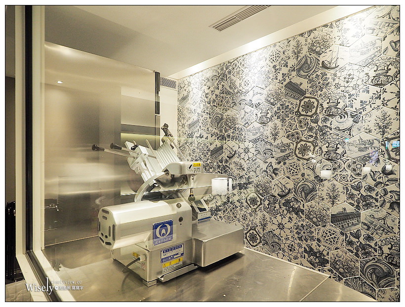 《台北中山。捷運中山站》青花驕 麻辣火鍋：清新果香麻辣搭配古早酸味白菜的鴛鴦鍋