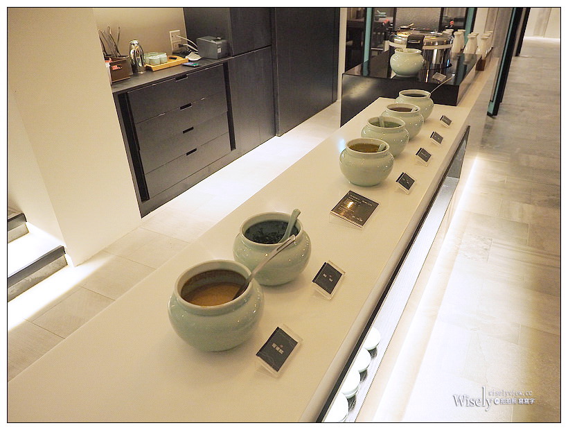 《台北中山。捷運中山站》青花驕 麻辣火鍋：清新果香麻辣搭配古早酸味白菜的鴛鴦鍋