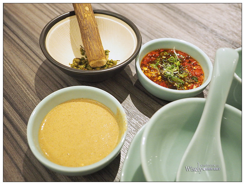 《台北中山。捷運中山站》青花驕 麻辣火鍋：清新果香麻辣搭配古早酸味白菜的鴛鴦鍋