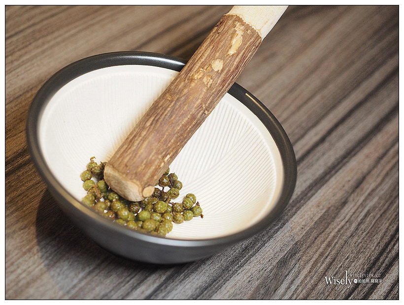 《台北中山。捷運中山站》青花驕 麻辣火鍋：清新果香麻辣搭配古早酸味白菜的鴛鴦鍋