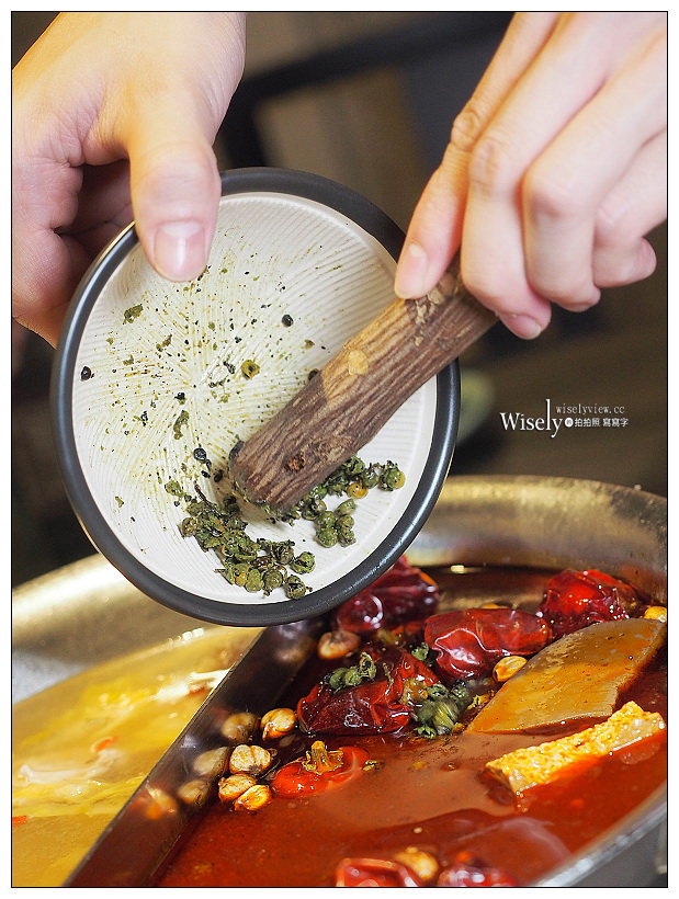 《台北中山。捷運中山站》青花驕 麻辣火鍋：清新果香麻辣搭配古早酸味白菜的鴛鴦鍋