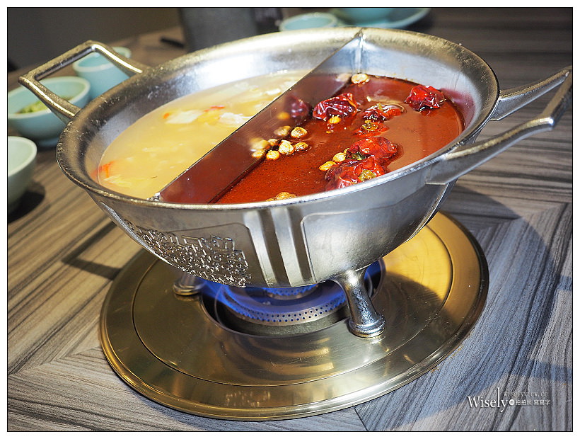 《台北中山。捷運中山站》青花驕 麻辣火鍋：清新果香麻辣搭配古早酸味白菜的鴛鴦鍋