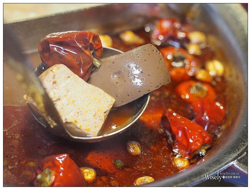 《台北中山。捷運中山站》青花驕 麻辣火鍋：清新果香麻辣搭配古早酸味白菜的鴛鴦鍋