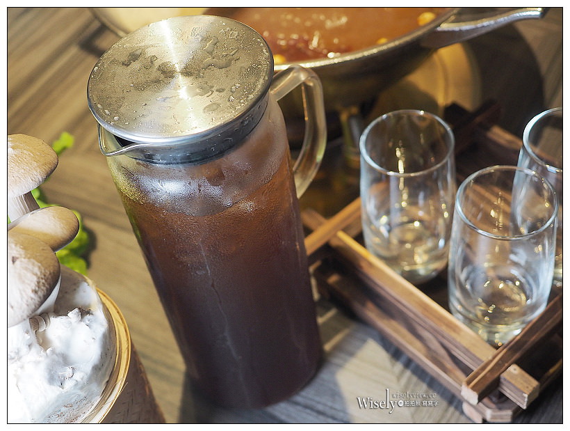 《台北中山。捷運中山站》青花驕 麻辣火鍋：清新果香麻辣搭配古早酸味白菜的鴛鴦鍋