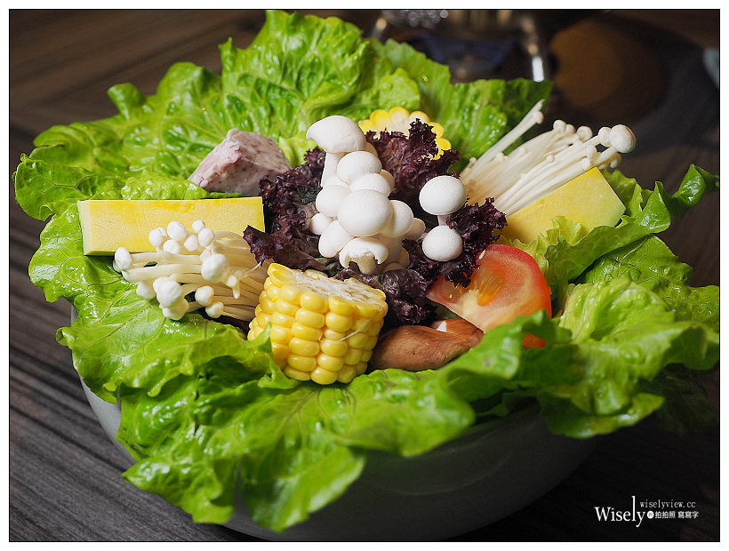 《台北中山。捷運中山站》青花驕 麻辣火鍋：清新果香麻辣搭配古早酸味白菜的鴛鴦鍋