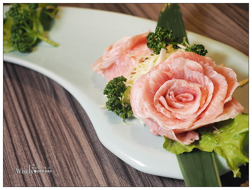 《台北中山。捷運中山站》青花驕 麻辣火鍋：清新果香麻辣搭配古早酸味白菜的鴛鴦鍋