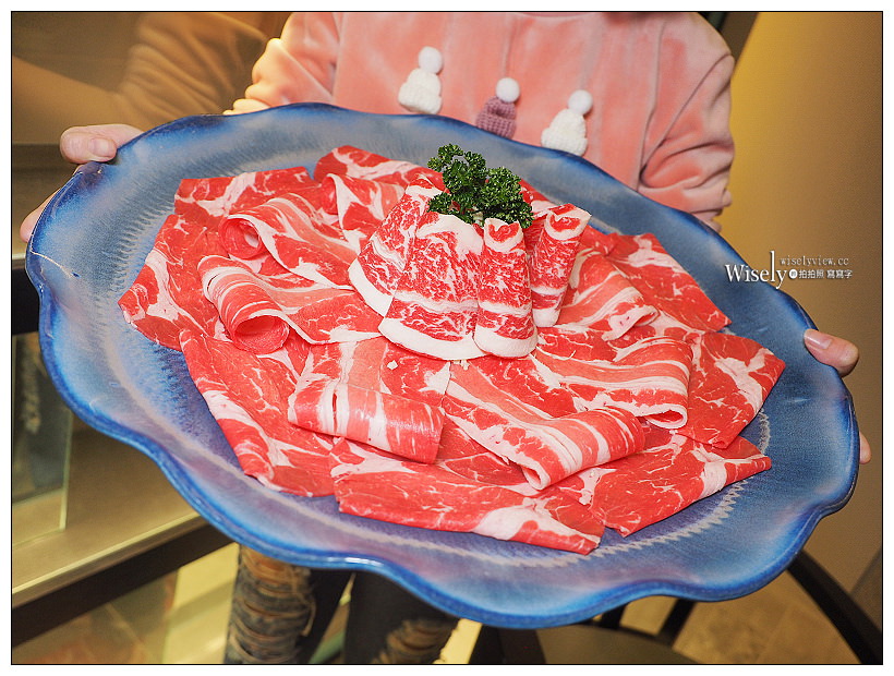 《台北中山。捷運中山站》青花驕 麻辣火鍋：清新果香麻辣搭配古早酸味白菜的鴛鴦鍋