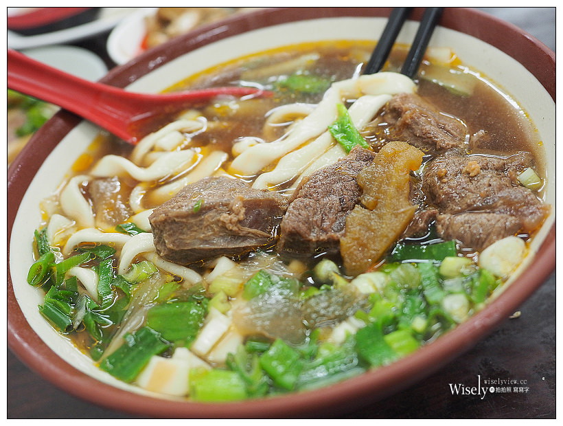 《新北板橋。捷運新埔站》大東北牛肉麵水餃：在地20年老店，必嚐豬頭皮與小魚豆干