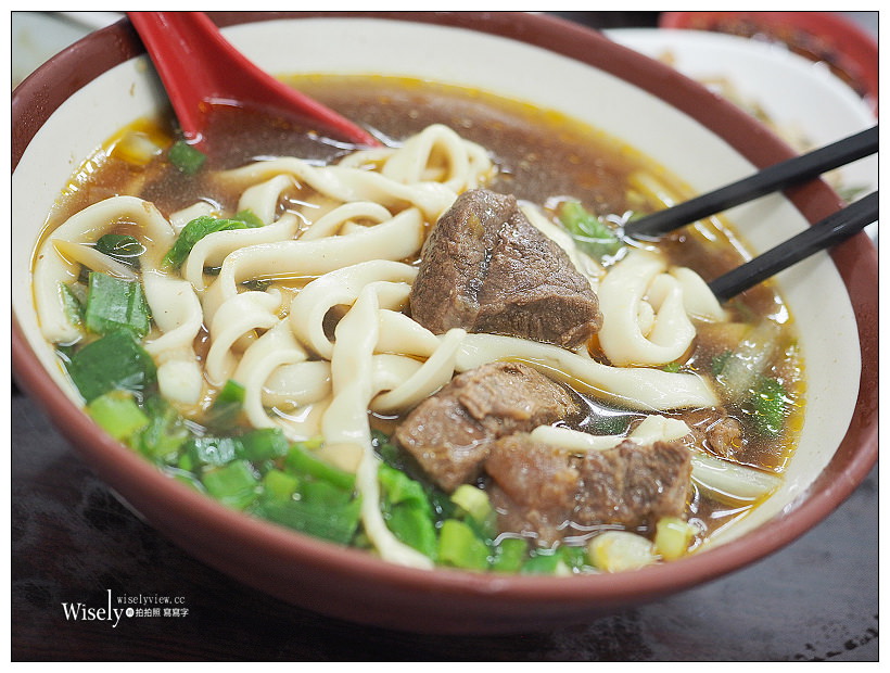 《新北板橋。捷運新埔站》大東北牛肉麵水餃：在地20年老店，必嚐豬頭皮與小魚豆干