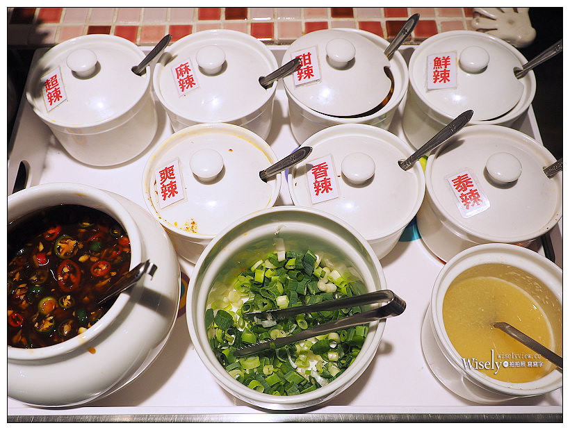 新北新店。捷運大坪林站︱和樂食堂：牛肉麵好吃價格偏高，六種辣椒醬任選