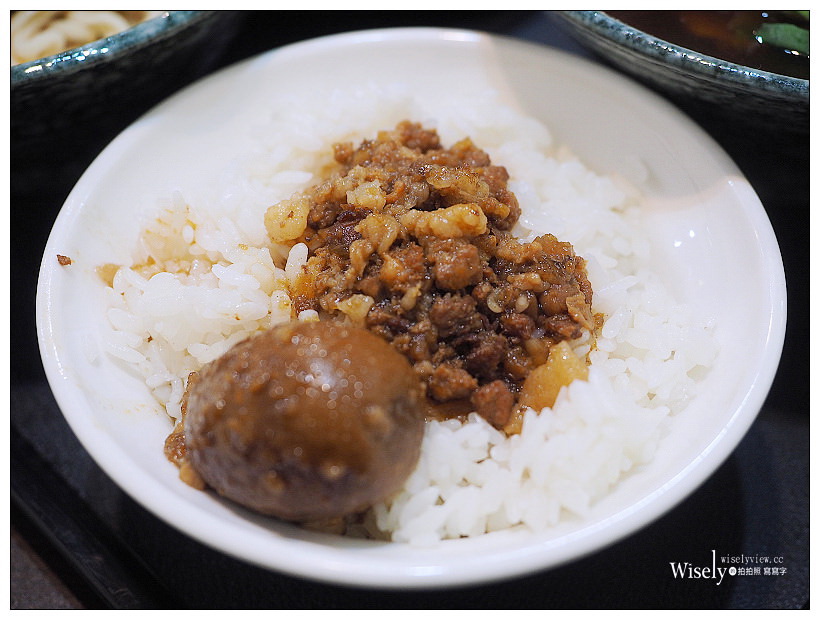 新北新店。捷運大坪林站︱和樂食堂：牛肉麵好吃價格偏高，六種辣椒醬任選