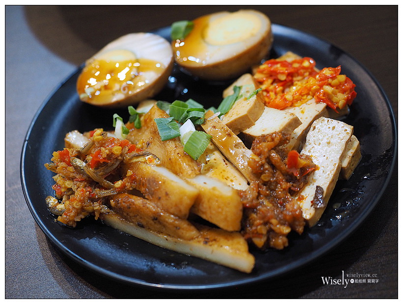 新北新店。捷運大坪林站︱和樂食堂：牛肉麵好吃價格偏高，六種辣椒醬任選