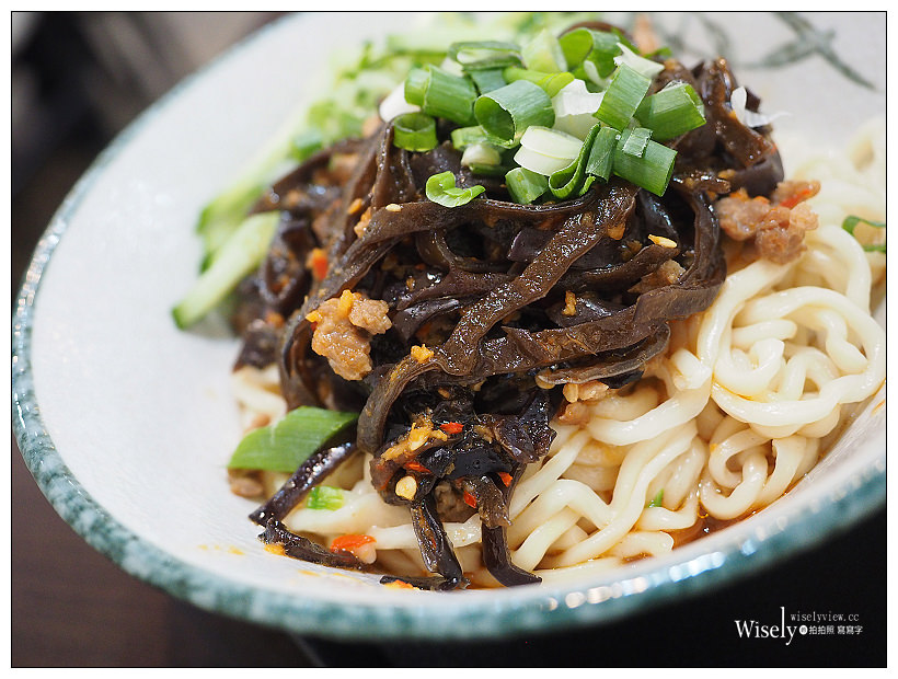 新北新店。捷運大坪林站︱和樂食堂：牛肉麵好吃價格偏高，六種辣椒醬任選
