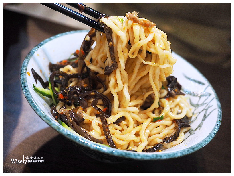 新北新店。捷運大坪林站︱和樂食堂：牛肉麵好吃價格偏高，六種辣椒醬任選