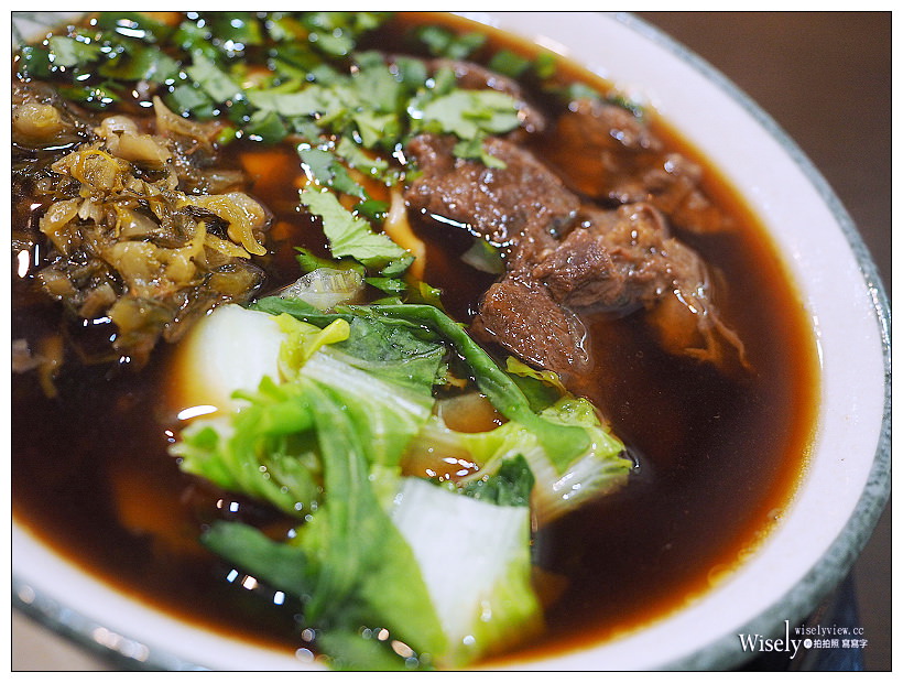 新北新店。捷運大坪林站︱和樂食堂：牛肉麵好吃價格偏高，六種辣椒醬任選