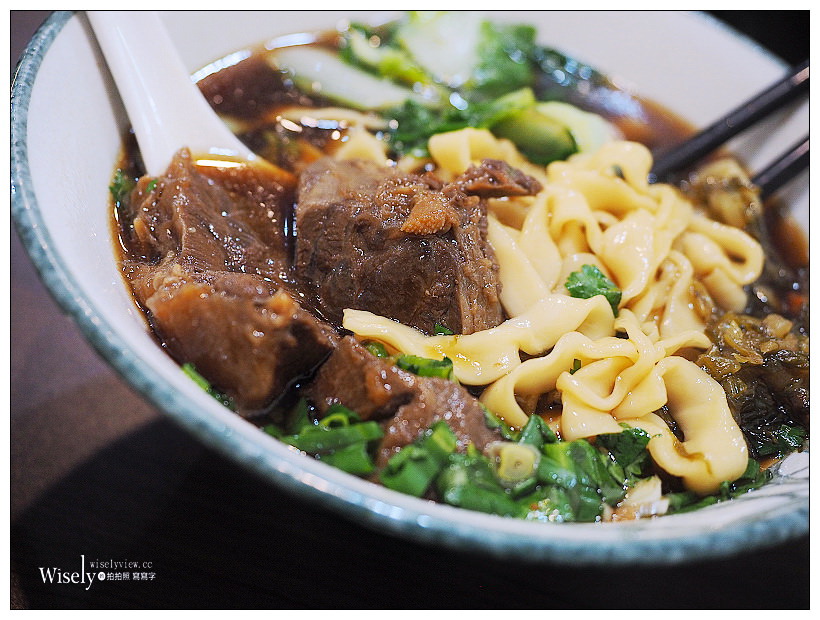 新北新店。捷運大坪林站︱和樂食堂：牛肉麵好吃價格偏高，六種辣椒醬任選