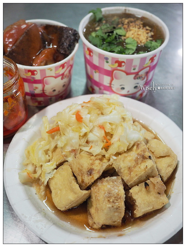 新北永和。民享街黃昏市場︱大勇街甜不辣＋臭豆腐＋香菇肉羹、嚐鮮香料炸雞店、阿財肉包、碳烤地瓜