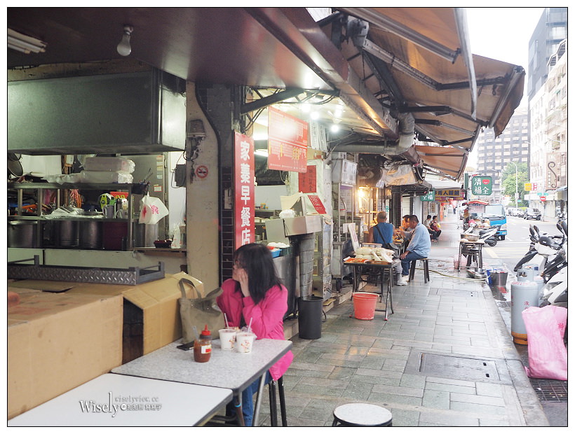 台北大安。捷運忠孝復興站︱家蓁早餐店：饅頭蛋加土雞肉，平價大份量早餐店