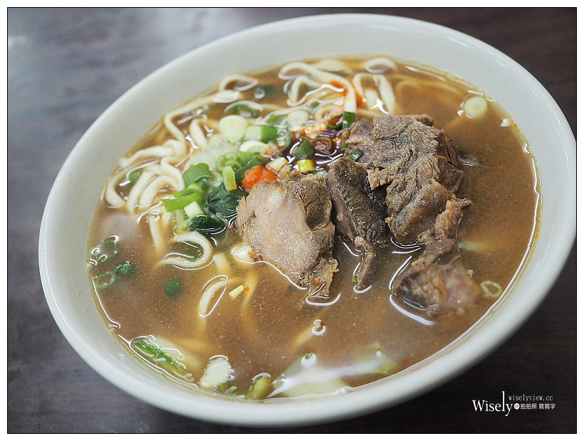 新北永和。樂華夜市美食︱中壢新明老牌牛肉麵-保平店：平價肉大塊在地20年