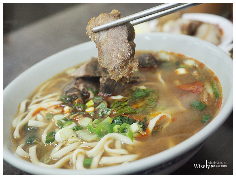 新北永和。樂華夜市美食︱中壢新明老牌牛肉麵-保平店：平價肉大塊在地20年