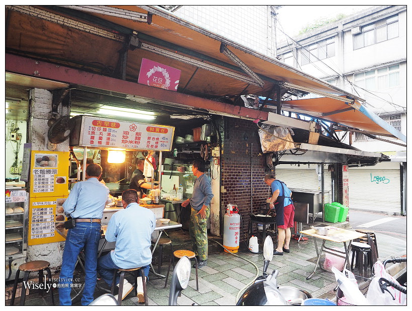 台北大安。捷運忠孝復興站︱周家油飯：飽滿晶亮大份量油飯&高麗菜綜合肉羹