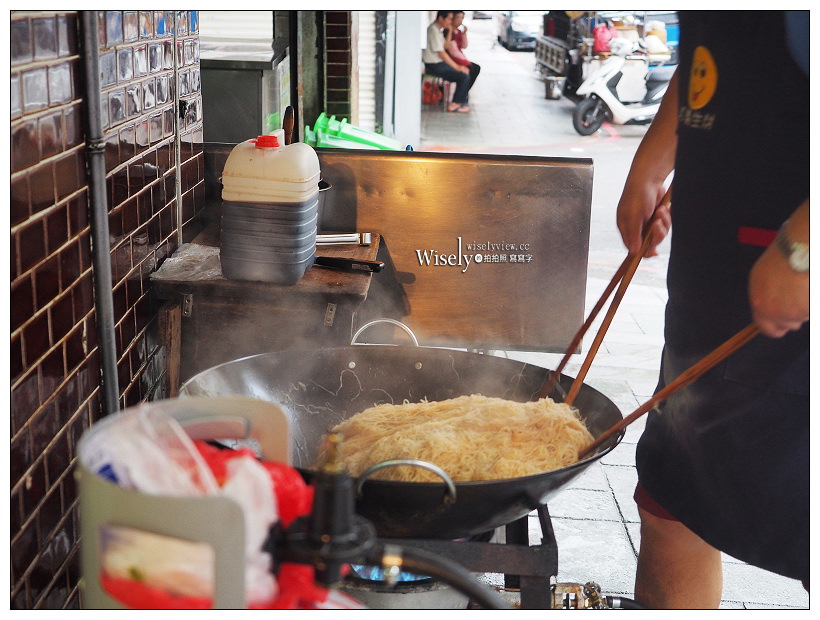 台北大安。捷運忠孝復興站︱周家油飯：飽滿晶亮大份量油飯&高麗菜綜合肉羹