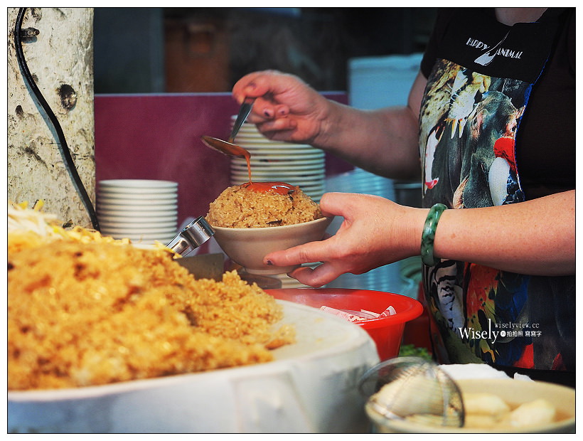 台北大安。捷運忠孝復興站︱周家油飯：飽滿晶亮大份量油飯&高麗菜綜合肉羹