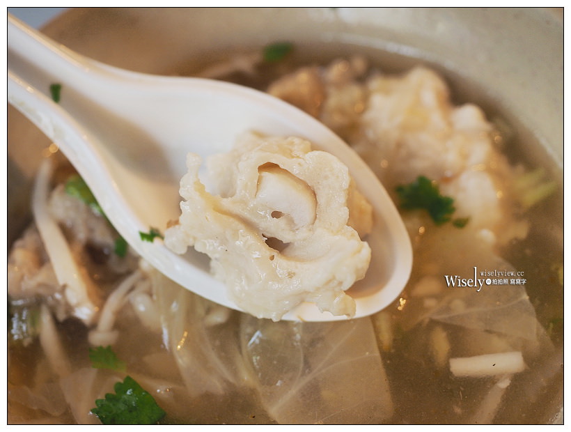台北大安。捷運忠孝復興站︱周家油飯：飽滿晶亮大份量油飯&高麗菜綜合肉羹