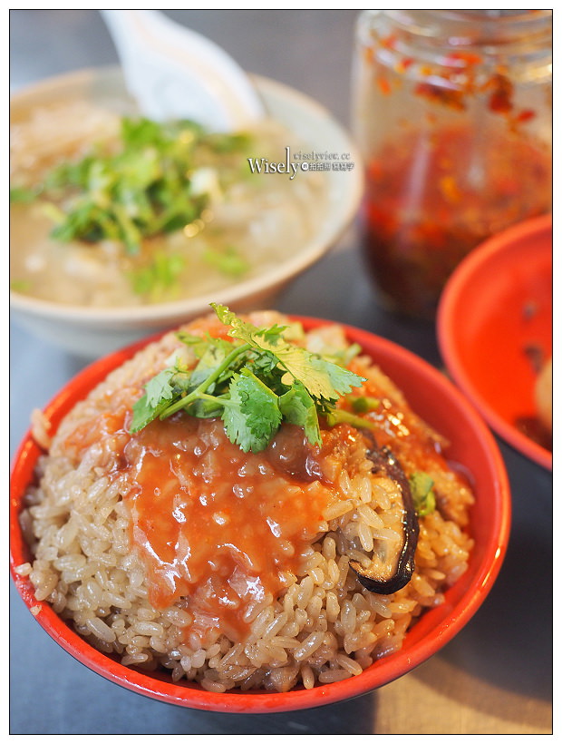 台北大安。捷運忠孝復興站︱周家油飯：飽滿晶亮大份量油飯&高麗菜綜合肉羹