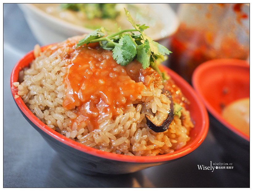 台北大安。捷運忠孝復興站︱周家油飯：飽滿晶亮大份量油飯&高麗菜綜合肉羹