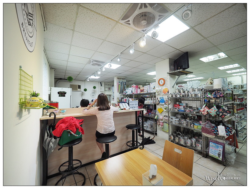 新北新店。捷運七張站︱貳號早頓：傳統市場裡的厚煎蛋吐司，鄰近建國市場