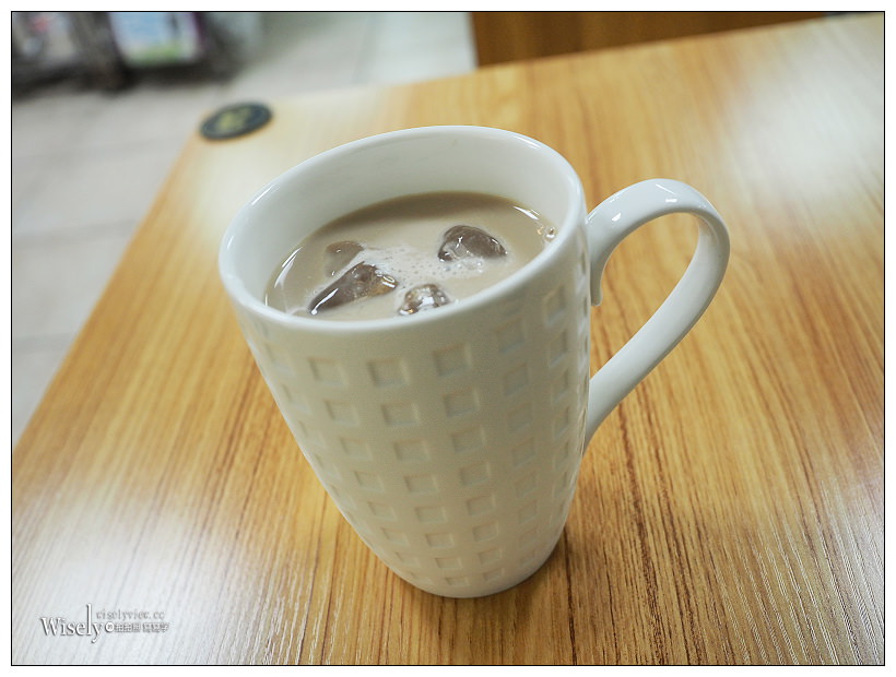 新北新店。捷運七張站︱貳號早頓：傳統市場裡的厚煎蛋吐司，鄰近建國市場