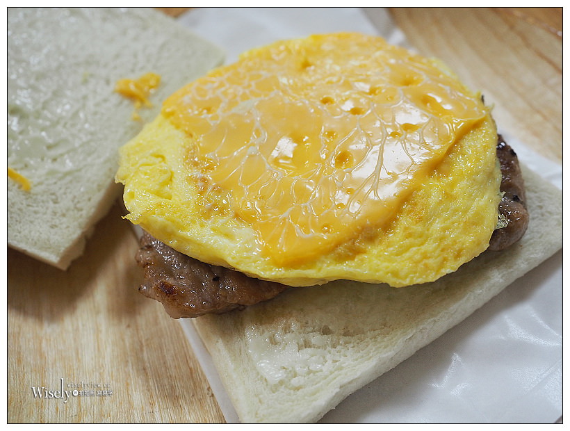 新北新店。捷運七張站︱貳號早頓：傳統市場裡的厚煎蛋吐司，鄰近建國市場