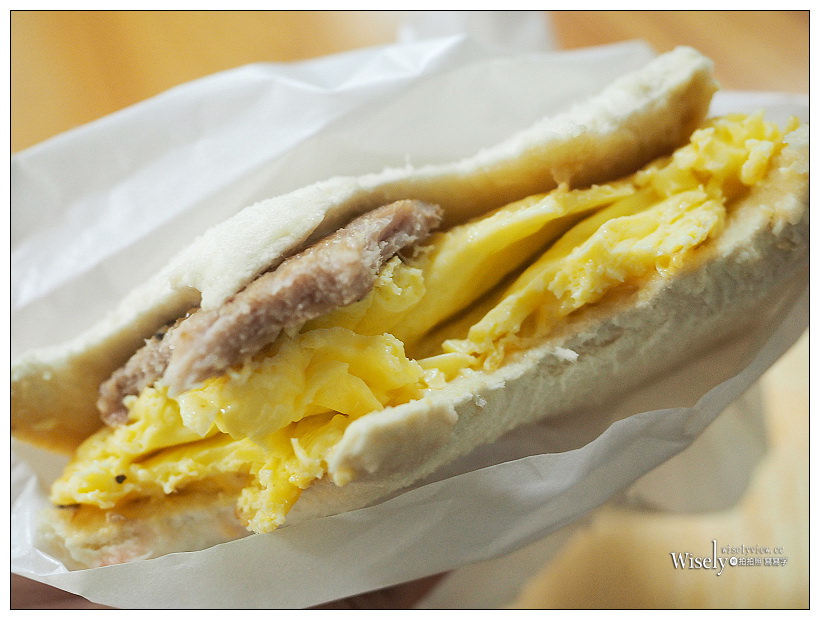 新北新店。捷運七張站︱貳號早頓：傳統市場裡的厚煎蛋吐司，鄰近建國市場