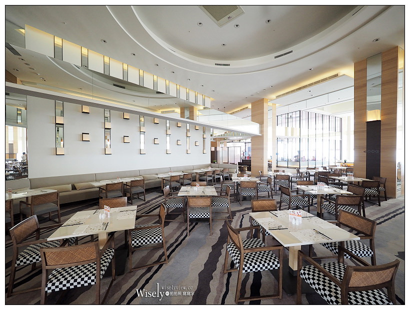 高雄前鎮。捷運三多商圈站︱和逸飯店•高雄中山館：Cozzi THE Roof餐廳～自助餐吃到飽 + 乾式熟成肋眼牛排，搭配30高樓層海港景色，套餐價NT360起