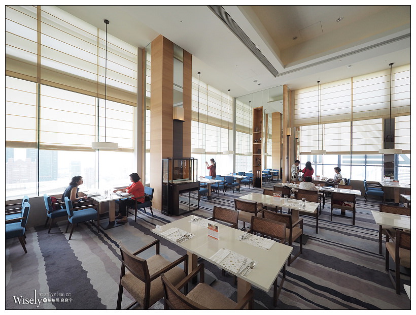 高雄前鎮。捷運三多商圈站︱和逸飯店•高雄中山館：Cozzi THE Roof餐廳～自助餐吃到飽 + 乾式熟成肋眼牛排，搭配30高樓層海港景色，套餐價NT360起