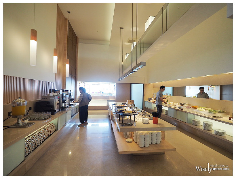 高雄前鎮。捷運三多商圈站︱和逸飯店•高雄中山館：Cozzi THE Roof餐廳～自助餐吃到飽 + 乾式熟成肋眼牛排，搭配30高樓層海港景色，套餐價NT360起