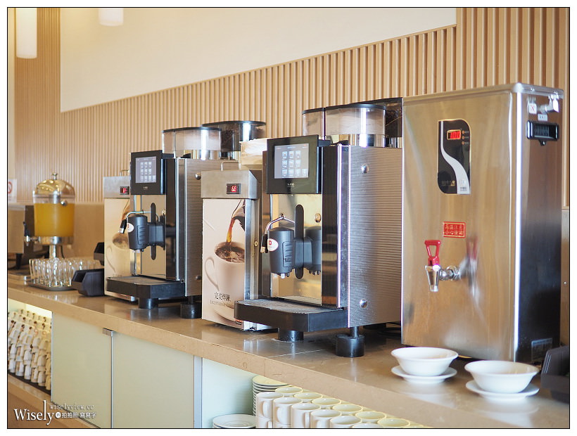 高雄前鎮。捷運三多商圈站︱和逸飯店•高雄中山館：Cozzi THE Roof餐廳～自助餐吃到飽 + 乾式熟成肋眼牛排，搭配30高樓層海港景色，套餐價NT360起