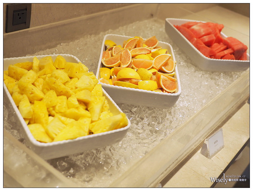 高雄前鎮。捷運三多商圈站︱和逸飯店•高雄中山館：Cozzi THE Roof餐廳～自助餐吃到飽 + 乾式熟成肋眼牛排，搭配30高樓層海港景色，套餐價NT360起