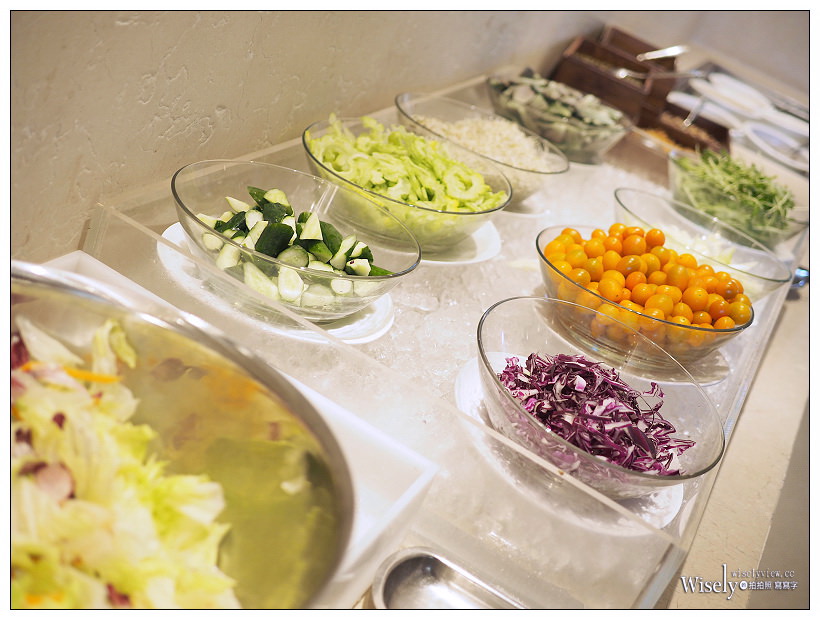 高雄前鎮。捷運三多商圈站︱和逸飯店•高雄中山館：Cozzi THE Roof餐廳～自助餐吃到飽 + 乾式熟成肋眼牛排，搭配30高樓層海港景色，套餐價NT360起