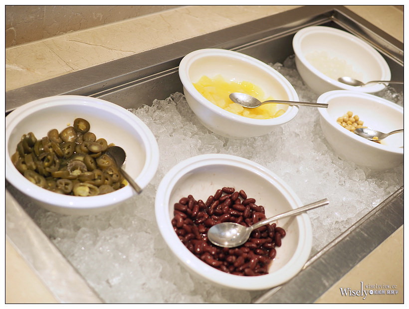 高雄前鎮。捷運三多商圈站︱和逸飯店•高雄中山館：Cozzi THE Roof餐廳～自助餐吃到飽 + 乾式熟成肋眼牛排，搭配30高樓層海港景色，套餐價NT360起