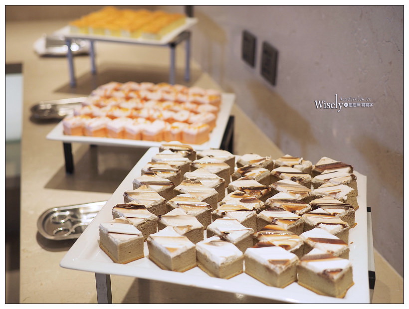 高雄前鎮。捷運三多商圈站︱和逸飯店•高雄中山館：Cozzi THE Roof餐廳～自助餐吃到飽 + 乾式熟成肋眼牛排，搭配30高樓層海港景色，套餐價NT360起